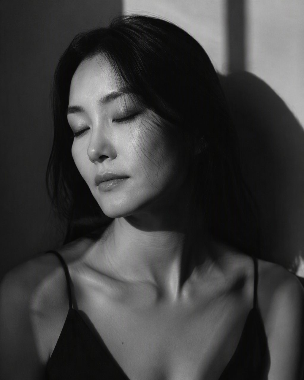目を閉じた女性のモノクロポートレート